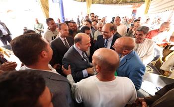 محافظ كفر الشيخ يستمع لشكاوى وطلبات أهالي دسوق.. وسط إشادات المواطنين