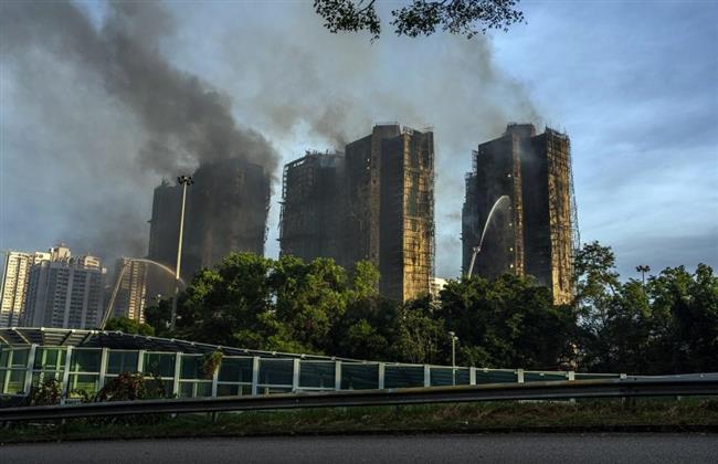 هونج كونج: رجال الإطفاء يُجرون بحثا أخيرا عن ناجين بعد حريق أودى بحياة 94 شخصا