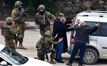 الاحتلال الإسرائيلي يحتجز عددا من الفلسطينيين في مخيم "الفارعة" جنوب طوباس