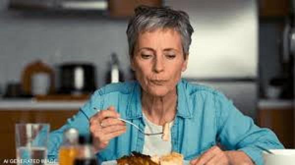 دراسة: تناول المرأة المسنة الطعام بمفردها يرفع خطر الإصابة بسوء التغذية
