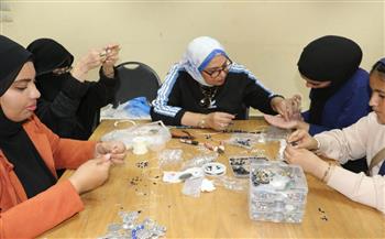إقبال كبير على ورش الكونكريت والأركت والرسم على الفخار في الأسبوع الثقافي للشباب بالعريش 