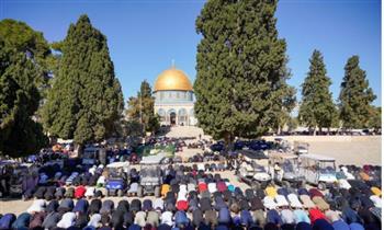 عشرات الآلاف من المصلين يؤدون صلاة الجمعة في الأقصى