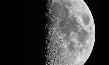 فرصة مثالية لرصده.. القمر يصل إلى طور التربيع الأول