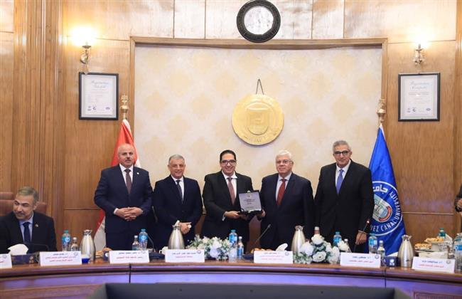 وزير التعليم العالي ومحافظ الإسماعيلية يكرّمان لجنة تحكيم مسابقة "أفضل جامعة صديقة للبيئة"