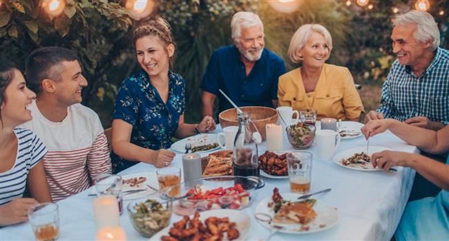 7 سلوكيات وراء تجنب دعوتك في التجمعات العائلية