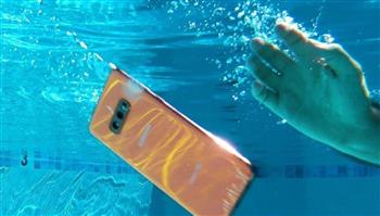 لإنقاذ هاتفك حال سقوطه في الماء.. اتبعي هذه الطرق 