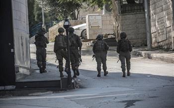 إعلام إسرائيلي: قوات الجيش أخرجت أكثر من 20 عائلة من منازلها بطمون بحثًا عن وسائل قتالية