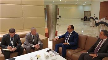 وزير قطاع الأعمال والمدير العام لمؤسسة تطوير صناعة السيارات في الجزائر يبحثان التعاون المشترك