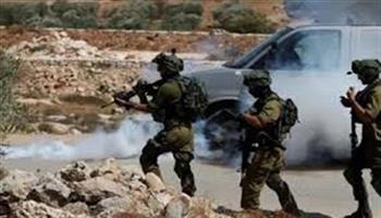 الاحتلال الإسرائيلي يطلق قنابل الغاز تجاه المركبات عند المدخل الشرقي لقلقيلية