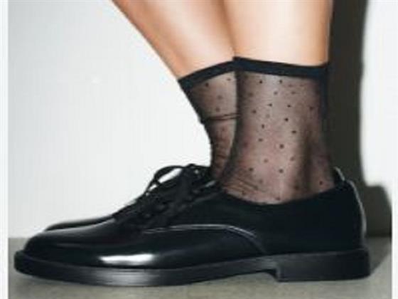 جواربك سر أناقتك.. 7 اختيارات عصرية تناسب أحذية اللوفر هذا العام