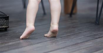 انتبه ..أسباب مشي  الأطفال على أطراف أصابعهم