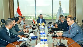 وزير التموين يبحث مع شعبة المواد البترولية آليات تحسين جودة الخدمات وضبط الأسعار