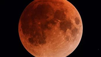 خلال ساعات.. قمر "الأعماق المظلمة" العملاق يٌزيّن السماء