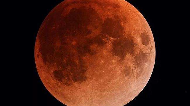 خلال ساعات.. قمر "الأعماق المظلمة" العملاق يٌزيّن السماء