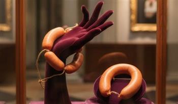 محل جزارة فرنسي يعرض منتجاته على طريقة مجوهرات اللوفر المفقودة