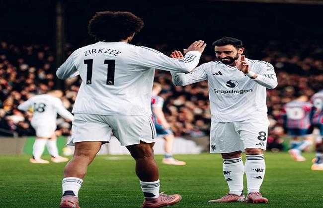 لاعبا مانشستر يونايتد مانزيركزي ومونت سعداء بالتسجيل أمام كريستال بالاس