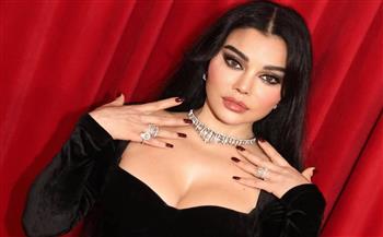 هيفاء وهبي بالقطيفة السوداء في أحدث ظهور