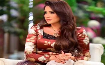 ياسمين عبد العزيز تروج للقائها مع الإعلامية منى الشاذلي