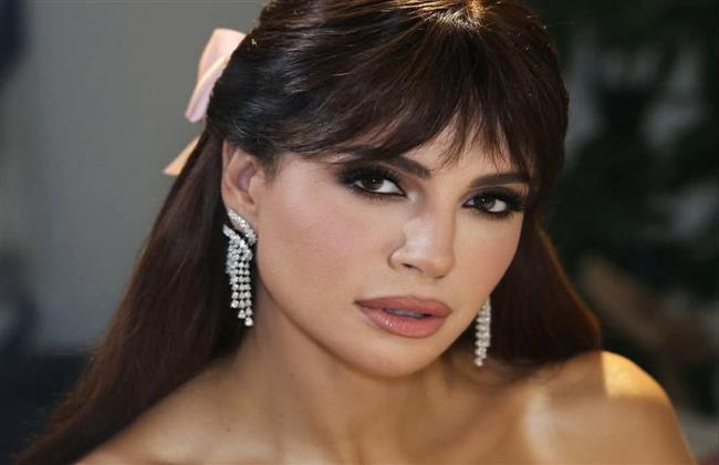 آمال ماهر تتألق باطلالة رومانسية في " بودكاست" 