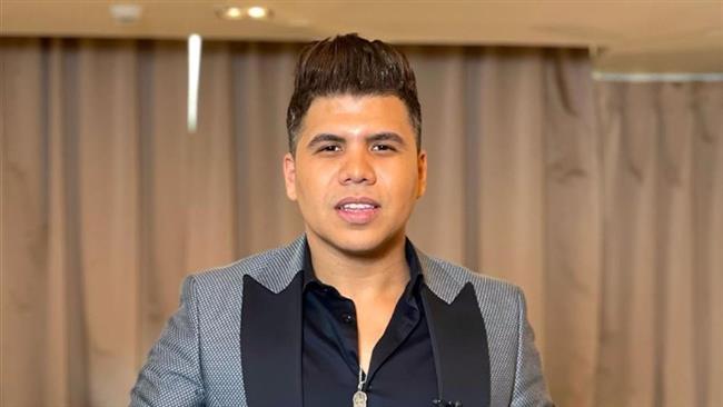  "شيطانة سكنت قلبي".. بكاء عمر كمال بعد خيانة حبيبته له مع مطرب شهير