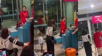 تصرفت مثل الأطفال.. رد فعل غريب من مسافرة بسبب وزن حقيبتها (فيديو)