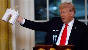 شاهد.. ترامب يشعل الغضب بحمام ذهبي في البيت الأبيض