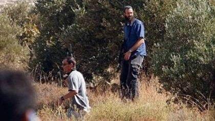 مستوطنون إسرائيليون يهاجمون قاطفي الزيتون في عقربا جنوب نابلس