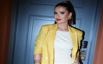 هنا شيحة بإطلالة جذابة بالبدلة الصفراء