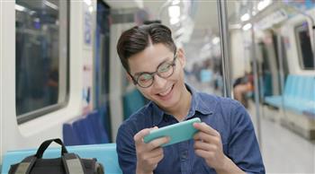 لو بتشغلي مقاطع فيديو دون سماعات في الأماكن العامة.. إليكِ أبرز سماتك الشخصية