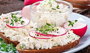 ماذا يحدث لجسمك عند تناول الجبن القريش؟.. خبراء التغذية يجيبون