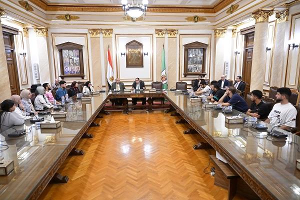 رئيس جامعة القاهرة يلتقي طلاب كلية التجارة ويصدر قرارات فورية لحل مشكلاتهم 