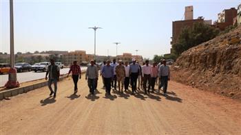 محافظ أسوان يشدد على الإسراع بوتيرة العمل بطريق السادات