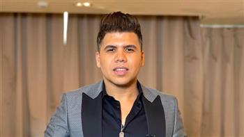  "شيطانة سكنت قلبي".. بكاء عمر كمال بعد خيانة حبيبته له مع مطرب شهير