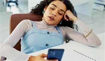 مع تقدمك في العمر... لماذا لم تعد المكالمات الهاتفية الطويلة مريحة كما كانت؟