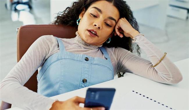 مع تقدمك في العمر... لماذا لم تعد المكالمات الهاتفية الطويلة مريحة كما كانت؟