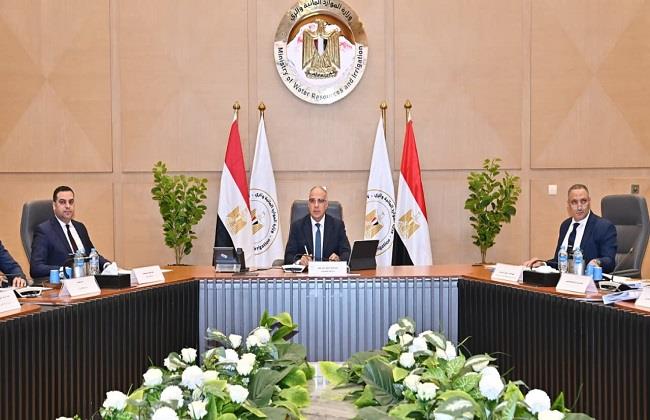 وزير الري: ضرورة قيام المستثمرين بعرض المشروعات المقترح تنفيذها على اللجنة العليا 