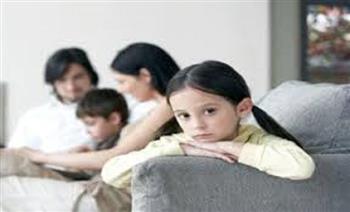 كيف يؤثر تفضيل أحد الأبناء على نفسية إخوته؟ 