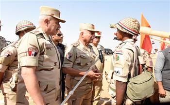 الفريق أول عبد المجيد صقر يشهد إجراءات تفتيش الحرب لأحد تشكيلات المنطقة المركزية العسكرية  