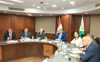 محافظ الجيزة يشهد إجراء القرعة الإلكترونية لـ1700 مدفن جاهز بطريق الفيوم