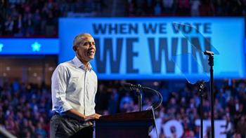 أوباما يغازل فتاة في حملة انتخابية وميشيل ترد بشكل غير متوقع