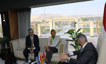 محافظ أسوان يبحث مع وفد سويسري سبل دعم وتعزيز أوجه التعاون المشترك بين الجانبين