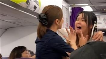 فيديو.. طرد راكبة أصرّت على الجلوس بجانب صديقها في الطائرة