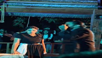 مهرجان الفضاءات غير التقليدية.. عرض «افتحوا الكشافات» يدخل الإنسان في لحظة المواجهة بين النور والظلمة