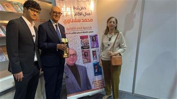 سلطان القاسمي يتفقد جناح هيئة الكتاب ويكرم الكاتب محمد سلماوي شخصية العام الثقافية