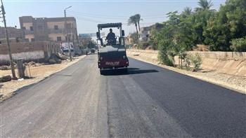 محافظ سوهاج يوجه بسرعة الانتهاء من رصف طريق "بناويط – جهينة" ضمن مشروعات حياة كريمة