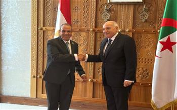 وزير الخارجية يلتقي نظيره الجزائري لبحث العلاقات الثنائية والقضايا محل الاهتمام المشترك 