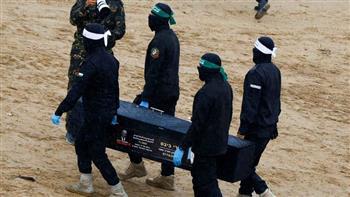 كتائب القسام تسلم جثة محتجز إسرائيلي وتواصل البحث عن جثامين أخرى