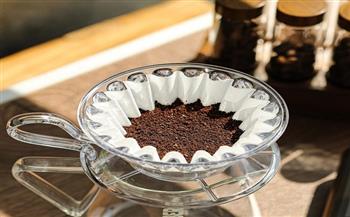 لا ترمي فلاتر القهوة بعد اليوم.. اكتشفي سحرها في تنظيف وتلميع النوافذ والزجاج