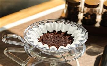 لا ترمي فلاتر القهوة بعد اليوم.. اكتشفي سحرها في تنظيف وتلميع النوافذ والزجاج