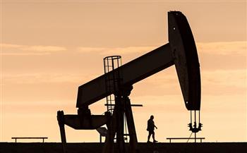 أسعار النفط تستقر بعد خسائر حادة وسط مخاوف من تخمة المعروض وتراجع الطلب الأمريكي